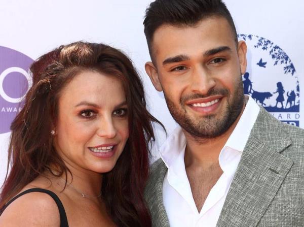 布兰妮·斯皮尔斯和山姆·阿斯加里结婚了吗？辛格一直称他为“丈夫”