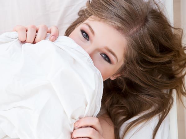 亲爱的丹尼斯：我的女朋友很健谈，但她在卧室里很沉默